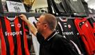 Shopleiter Andreas Hornung hängt im Eintracht-Shop in Frankfurt am Main das Heimtrikot von Fussball-Bundesligist Eintracht Frankfurt auf. Nur noch rechnerische Chancen für den Klassenerhalt in der 1. Fussball-Bundesliga bestehen für die Eintracht Frankfurt am letzten Spieltag, wenn sie im Spiel gegen den neuen Deutschen Meister Borussia Dortmund antretten muss. Foto: dapd