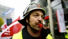 Ein Feuerwehrmann demonstriert in Hagen mit Kollegen aus ganz Nordrhein-Westfalen. Die Feuerwehrmänner fordern schnellere Beförderungen. Foto: dpa