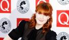Florence Welch von der Band Florence and The Machine posiert bei den Q Music Awards in London leicht angeschrägt auf dem roten Teppich. Foto: dapd