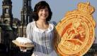 Die 18-jährige Auszubildende Lisa Strassberger ist das Dresdner Stollenmädchen für die Saison 2011/2012. Die Auszubildende zur Backwarenfachverkäuferin wird in den nächsten Monaten repräsentative Aufgaben rund um das typische Dresdner Weihnachtsgebäck erfüllen. Foto: dapd