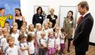 Der Kinderchor der Deutschen Schule in Bratislava (Slowakei) begrüßt Außenminister Guido Westerwelle (FDP) mit einem Ständchen. Westerwelle besuchte die Schule anlässlich ihrer Aufnahme in das slowakische Schulsystem.  Foto: dapd