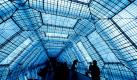 Besucher stehen in Berlin in einem verspiegeltem Ausstellungsraum vor einem Werk namens Mikroskop der Ausstellung Innen Stadt Außen des dänischen Künstlers Eliasson. Die Ausstellung im Berliner Martin-Gropius-Bau zeigt ab dem 28. April Werke von Eliasson. Foto: dpa
