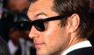 Jude Law zufolge helfen Komödien gegen Liebeskummer. Als 2006 die Liaison mit Schauspielkollegin Sienna Miller scheiterte, schnappte sich Law eine Rolle in der Komödie Liebe braucht keine Ferien. Das hat ihn aufgeheitert und auf andere Gedanken gebracht. Kein Wunder, wenn man mit Hollywood-Schönheit Cameron Diaz spielt.
 Foto: dpa