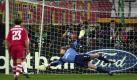 Oliver Kahn (M) vom FC Bayern München kann am Mittwoch (23.05.2001) im Champions League-Finale in Mailand den von Gaizka Mendieta vom spanischen Verein FC Valencia geschossenen Elfmeter nicht halten. Owen Hargreaves (l) schaut zu. Die Final-Begegnung zwischen dem FC Bayern München und dem FC Valencia findet im ausverkauften Giuseppe Meazza-Stadion in Mailand statt.
 Foto: dpa