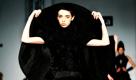 Ein Model präsentiert eine Kreation des georgischen Designers Nino Chubinishvili auf der Fashion Week in Tiflis. Foto: ap