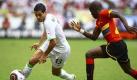 Nicht schnell genug: Mabina (rechts) aus Angola kommt einfach nicht an den Algerier Matmour ran. Dabei heißt das angolische Team doch «Palancas Negras» - die schwarzen Antilopen.  Foto: dpa