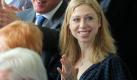 Clinton Hochzeit kostet bis zu drei Millionen Dollar
Vorspann: 	
Text: 	

Rhinebeck/USA (apn) Die Hochzeit von Chelsea Clinton kostet nach Schätzungen von Experten zwischen zwei und drei Millionen Dollar. Am teuersten kommt das Paar wohl das Catering zu stehen. Die Kosten dafür schätzte die stellvertretende Chefredakteurin der Zeitschrift «Brides», Sally Kilbridge, auf rund 750.000 Dollar. Die Toiletten sind dagegen mit 15.000 bis 20.000 Dollar vergleichsweise günstig. Clinton, Tochter von Expräsident Bill Clinton und Außenministerin Hillary Clinton, heiratet am Samstag den Investmentbanker Marc Mezvinsky in der Kleinstadt Rhinebeck, etwa 145 Kilometer nördlich der Stadt New York.

© 2010 The Associated Press. Alle Rechte Vorbehalten - All Rights Reserved Foto: dpa