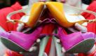 Einen Sling Peep-Toe (unten) und einen spitzen Sling-Pumps in knalligen Farbtönen zeigt Nilda am Rande einer Pressekonferenz des Deutschen Schuhinstitus in Frankfurt am Main. Die Schuhmode des kommenden Sommers tritt leicht und unbeschwert auf. Nach der Devise alles Gezwungene muss weichen bestimmen lässige Modelle mit Lochmuster, Blümchenlook und geflochtenen Absätzen den Trend. Foto: dpa