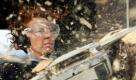 Ilka Rautenstrauch sägt am Dienstag (13.12.2005) auf dem Gelände des 'Künstlerhaus Güterabfertigung' in Bremen mit der Kettensäge an einem Baumstamm. Die 37-jährige Künstlerin hat bisher mehr als 30 Skulpturen aus Baumstämmen gesägt. Sie fertigt sie für Ausstellungen, Bewerbungen oder auf Bestellung an. Foto: Carmen Jaspersen dpa/lni (zu dpa-KORR:' Kunst per Kettensäge - Bremer Bildhauerin hat ungewöhnliches Werkzeug' vom 14.12.2005) +++(c) dpa - Bildfunk+++ Foto: dpa
