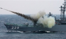 Übung auf offener See:Ein japanischer Zerstörer feuert eine Anti-U-Boot-Rakete ab. In Japan heißen die Streitkräfte Selbstverteidigungskräfte. Das steht seit dem Ende des Zweiten Weltkrieges dort in der Verfassung. Foto: ap