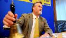 Der rheinland-pfälzische FDP-Fraktionsvorsitzende Herbert Mertin eröffnet in Mainz mit einer Glocke die letzte Fraktionssitzung. Die FDP scheiterte in Rheinland-Pfalz an der Fünf-Prozent-Hürde. Drei Tage nach der Landtagswahl haben sich die Fraktionen zu ihren ersten Sitzungen getroffen.  Foto: dpa