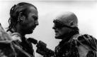 Kevin Costner (l) als Mariner und Dennis Hopper als Deacon in einer Filmszene des Streifens 'Waterworld', der am kommenden Donnerstag in den deutschen Kinos anlaufen wird. Die futuristische Abenteuergeschichte in der Regie von Kevin Reynolds spielt nach dem Schmelzen der Polarkappen auf dem überfluteten Erdball. Mit Gesamtkosten von wohl über 200 Millionen Dollar ist 'Waterworld' der teuerste Film aller Zeiten. (zu dpa-Basis) Foto: dpa