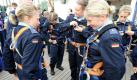 Weibliche Besatzungsmitglieder bereiten sich vor dem Auslaufen des Segelschulschiffes in Kiel an Bord der Gorch Fock auf den Aufstieg in die Masten vor (Foto vom 20.08.2010). Ein Ermittlerteam der Marine soll Anfang kommender Woche in Argentinien seine Untersuchungen auf der Gorch Fock beginnen. Das sagte ein Marine-Sprecher am Freitag in Glücksburg. Die Kommission soll Vorwürfen von Offiziersanwärtern nachgehen, wonach Mitglieder der Stammbesatzung Kadetten drangsaliert haben. Vier Auszubildenden soll einem Bericht des Wehrbeauftragten zufolge Meuterei vorgeworfen worden sein. Verteidigungsminister Karl-Theodor zu Guttenburg (CSU) sicherte 'rückhaltlose Aufklärung' der Vorwürfe zu und schloss Konsequenzen nicht aus. Er könne sich auf der Gorch Fock zum Beispiel Veränderungen bei der Ausbildung der Kadetten vorstellen.Foto: Carsten Rehder dpa/lno +++(c) dpa - Bildfunk+++  Foto: dpa
