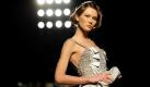 Ein Model präsentiert eine Kreation des Designers Tony Ward, die während der Alta Roma-Modenschauen in Rom gezeigt wird. Foto: dpa