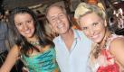 Welche Wiesn-Schönheiten hat sich denn Alt-Schlagerbarde Michael Holm da an die Seite geholt? Die Dame in Blond ist Dirndl-Designerin Alessandra Geissel. Und links steht - welch Zufall - Ariadne Ioannou. Kennen Sie nicht? Das ist die Vorgängerin von Joanna Tuczynska vom Anfang dieser Fotostrecke. Genau, die Ex-Freundin von Lothar Matthäus. Foto: dpa