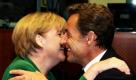Der französische Präsident Nicolas Sarkozy begrüßt die deutsche Kanzlerin Angela Merkel am Rande einer Gesprächsrunde auf dem EU-Gipfel in Brüssel. So friedlich wie es aussieht, geht es auf dem Treffen aber nicht zu: Eine Reihe von Regierungsvertretern sprechen sich gegen die Abschiebung von Zigeunern aus Frankreich aus. Die europäische Justizkommissarin Viviane Reding verglich das Vorgehen mit dem Schicksal der Roma im Zweiten Weltkrieg. Foto: ap