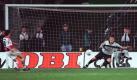 Lothar Matthäus hatte mit Elfmetern und Pokalfinals kein Glück. Hier scheitert er 1999 an Frank Rost. 15 Jahre zuvor verschoss der damalige Gladbacher im Finale gegen Bayern München. Weil Matthäus seinen Wechsel zu den Bayern bereits angekündigt hatte, ist er bei den Fohlen seither als Judas verschrien. Foto: dpa