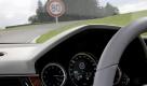 Eine Enttäuschung ist die Verkehrszeichenanzeige, die Tempolimits in das Multifunktionsdisplay projiziert. Das Kameraauge überwacht alle Verkehrszeichen, kann die Schilder zu Aufhebung des Tempolimits jedoch nicht lesen.  Foto: press-inform