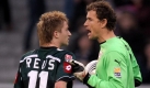Gladbachs Marco Reus (l) und Stuttgarts Torwart Jens Lehmann geraten aneinander. Es ist die einzige Partie des Tages, die mit einem torlosen Unentschieden endet. Foto: dpa