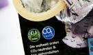 Die nach Herstellerangaben weltweit ersten CO2-neutralen und fair gehandelten Lümmeltüten sind in Frankfurt am Main auf der KarmaKonsumKonferenz zu sehen. Die Veranstaltung beschäftigt sich mit dem Karma des Konsums und will Menschen ansprechen, die bei ihrem Konsumverhalten auf Nachhaltigkeit achten. Foto: dpa
