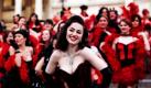 Kimberley Dunne und andere Burlesque-Fans haben sich in Schale geschmissen, um vor der Nationalgalerie am Londoner Trafalgar Square einen Rekord zu brechen. Die Frauen haben vor, den weltweit größten Burlesque-Tanz aufzuführen. Beim Burlesque geht es ursprünglich um eine Kombination aus  Tanz, Gesang und Striptease.  Foto: dapd