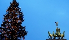 Ein Weihnachtsbaum leuchtet auf dem Pariser Platz in Berlin in Sichtweite des Brandenburger Tors. Die norwegische Tanne ist mit 800 Lichtern sowie mit 500 Sternen, Äpfeln, Engeln und Elchsköpfen geschmückt. Die Gemeinde Frogn in Norwegen stiftet seit 20 Jahren den Christbaum für den Pariser Platz.
 Foto: ddp