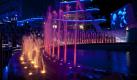 Bunte Lichteffekte und Wasserfontänen untermalen die Shows auf dem Kreuzfahrtschiff. Foto: Franz Neumeier/srt