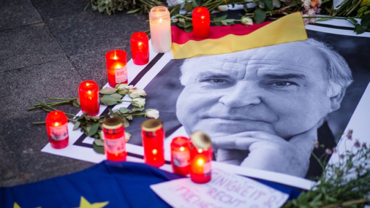 Trauerkerzen am Wohnhaus des verstorbenen Altkanzlers Helmut Kohl.