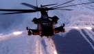Ein MH-53J Helikopter der US Air Force verschiesst whrend einer Nachtbung Tuschkrper, die mittels hoher Wrmeabstrahlung Flugabwehrraketen mit Infrarot-Suchkopf fehlleiten sollen. Schon seit geraumer Zeit sind ber den internationalen Waffenhandel und -schmuggel auch Armeen der Dritten Welt hoch gerstet. Das Kriegsmaterial stammt besonders hufig aus ehemaligen Ostblock-Staaten. ... Foto: ddp