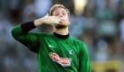Oliver Baumann (SC Freiburg): Handkuss für die Fans - Die Freiburger Anhängerschaft hat derzeit nichts zu lachen. Doch über Torhüter Oliver Baumann sagen sie kein schlechtes Wort. Der U21-Nationalkeeper hat den besten Notenschnitt aller Freiburger Kicker und ist als echter Badener Junge der Publikumsliebling schlechthin. Foto: dpa