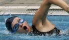 Veronica Ferres 2006 beim Einschwimmen für die Prominentenstaffel im Tennis-Stadion am Hamburger Rothenbaum. Zahlreiche Spitzensportler und Prominente nahmen an der Schwimmveranstaltung Deutscher Ring Aquatics im eigens dafür umgebauten Tennisstadion teil. Foto: dpa