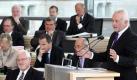 Der Fraktionsvorsitzende der FDP, Wolfgang Kubicki (r), spricht im Landtag in Kiel. Links der Ministerpräsident des Landes Schleswig-Holstein, Peter Harry Carstensen (CDU). Foto: dpa