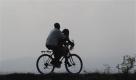 Ein Pärchen fährt bei Port-au-Prince auf der Karabikinsel Haiti gemeinsam Fahrrad. Foto: ap