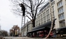 Die Bäume auf dem Mittelstreifen Unter den Linden in Berlin werden mit Lichterketten geschmückt. Die Arbeiten an den Weihnachtsdekorationen in der Stadt laufen auf vollen Touren.  Foto: dpa
