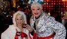 Super-Drag-Queen Olivia Jones (hier mit Erotikmodel Biggi Bardot) eröffnet den frivolen Weihnachtsmarkt Santa Pauli in der Hansestadt Hamburg. Foto: Santa Pauli
