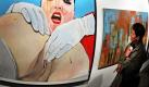 Eine Besucherin betrachtet die Exponate in der Ausstellung Lust2010 in der Viehauktionshalle in Weimar. Völlig ohne öffentliches Geld haben private Kunstliebhaber Malerei, Plastik, Fotos, Objektkunst und Grafik von 200 Gegenwartskünstlern aus 17 Ländern rund um den Globus zusammengetragen.  Foto: dpa