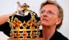 Im Dresdner Residenzschloss präsentiert die Oberkonservatorin der Rüstkammer, Jutta Charlotte von Bloh, die Krone August des Starken, die er sich 1697 anlässlich seiner Krönung zum polnischen König in Krakau anfertigen ließ. Die Krone ist eines der ersten Ausstellungsstücke für die dritte Sächsische Landesausstellung via regia - 800 Jahre Bewegung und Begegnung. Diese findet im Herbst nächsten Jahres in Görlitz statt. Foto: dpa