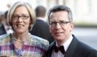 Martina und Thomas de Maizière bei der Verleihung des Nachhaltigkeitspreises: Sie ist übrigens auch mit flachen Schuhen ein bisschen größer als ihr Mann. Foto: Michael Kappeler/ ddp