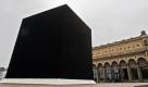 Auch dieses Werk hatte sich Schneider eigentlich anders vorgestellt: Den schwarzen Kubus wollte er 2005 bei der Biennale in Venedig aufstellen: auf dem Markusplatz. Die Stadtverwaltung jedoch hatte Angst vor islamistischem Terror. Also landete der offensichtlich an die Kaaba aus Mekka angelehnte Würfel vor der Galerie der Gegenwart in Hamburg. Foto: dpa