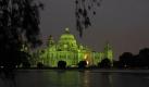 Grünifizierung in Indien: Am Welt-Umwelttag leuchtet die Victoria Memorial Hall in Kalkutta in der Farbe der Natur. Greenfection heißt die Kampagne, mit der die Künstlerin Tata Steel auf die Bedrohung der Artenvielfalt hinweist. Foto: ap