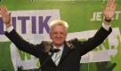 Der Spitzenkandidat der Grünen in Baden-Wuerttemberg, Winfried Kretschmann, winkt in Stuttgart bei der Wahlparty nach der Bekanntgabe der ersten Hochrechnungen. Kretschmann bezeichnete die Landtagswahl als historische Wende. Wir haben so etwas wie einen historischen Wahlsieg errungen, sagte er. Wir werden in diesem Land einen Politikwechsel einleiten.
 Foto: dapd