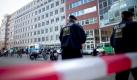 Polizisten stehen in Berlin vor dem Jobcenter Friedrichshain-Kreuzberg. Mehrere hundert Menschen mussten dort ihre Büros nach einer Bombendrohung räumen. Schon im Februar diesen Jahres hatte ein Unbekannter einen Bombenalarm ausgelöst.  Foto: dpa