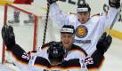 Nach dem Ausgleich zum 1:1 jubeln der Deutsche Daniel Kreutzer, Marco Sturm und Thomas Daffner (von vorn) am Dienstag (08.05.2001) in der Preussag-Arena in Hannover. In der Eishockey-WM Zwischenrunde der Gruppe E zwischen Deutschland und Russland steht es letzten Drittel 1:1. dpa/lni
 Foto: dpa
