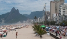 An der berühmten Strandpromenade von Ipanema demonstrieren Aktivisten gegen den angekündigten Besuch des iranischen Präsidenten Mahmud Achmadinedschad in Rio de Janeiro. Foto: ap