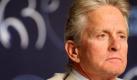 Michael Douglas bereut Fehler als Vater
Vorspann: 	
Text: 	

New York (dpa) - Der krebskranke Hollywood-Schauspieler Michael Douglas (65) bereut es sehr, nicht mehr für seinen drogenabhängigen Sohn Cameron da gewesen zu sein. Er habe die Fehler seines eigenen Vaters, Kirk Douglas (93), wiederholt, sagte er.

«Er war ein ziemlicher Choleriker. Er war überarbeitet. Er drehte fünf und mehr Filme pro Jahr. Ich bin ihm aus dem Weg gegangen, aber er hat sein Bestes versucht», sagte er dem US-Magazin «Men's Journal». Er selbst habe zugunsten seiner Filmkarriere seine Familie vernachlässigt. «Ich war einfach mehr weg, als ich es hätte sein sollen», so Douglas. Sein Sohn aus erster Ehe, Cameron Douglas, wurde im April wegen Drogenhandels zu fünf Jahren Gefängnis verurteilt.

Douglas ist in zweiter Ehe mit Hollywood-Schauspielerin Catherine Zeta-Jones (40) verheiratet. Das Paar hat zwei Kinder, Dylan (10) und Carys (7). Die Fehler mit Cameron versuche er mit seiner zweiten Familie zu vermeiden und verbringe deshalb so viel Zeit wie möglich mit seinen Kindern. Douglas ist als nächstes in dem Sequel «Wall Street: Geld schläft nicht» auf der Leinwand zu sehen.
Ressort: 	VIP
Schlagworte: 	Leute/USA/

 Foto: dpa
