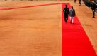 Der nepalesische Präsident Ram Baran Yadav wird von einem Mitglied der indischen Ehrengarde empfangen. Vadav bleibt zu einem viertägigen Staatsbesuch in Indien.
 Foto: ap