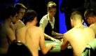 Im Blauen Salon des Dresdner Parkhotels standen nackte Tatsachen im Mittelpunkt. Dort wurde die zweite Playoff-Runde der Ersten Deutschen Strip-Poker-Meisterschaft ausgetragen. Das letzte Playoff-Spiel findet in Berlin statt, das große Finale wird am 27. Mai in Hamburg ausgetragen. Foto: ddp