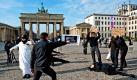 Brasilianische Fischer verlieren nach Umweltzerstörungen europäischer Unternehmen ihre Arbeit, indische Arbeiterinnen werden ausgebeutet und kolumbianische Gewerkschafter getötet. Diese Szenen spielten Darsteller in Berlin auf dem Pariser Platz nach. Europaweit finden am heutigen Todestag des nigerianischen Umweltaktivisten Ken Saro Wiwa, Aktionen und Demonstrationen statt. Foto: dpa