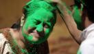 Während des indischen Frühlingsfests «Holi» beschmiert ein Mann eine Frau mit gefärbtem Puder. Foto: Piyal Adhikary Foto: dpa