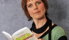 Angeblich ist Cordula Stratmann von der Hypochondrie befreit. Das sei vorbei, sagte die Komödiantin im Herbst 2008. Man wird ja wahnsinnig, wenn man sich ständig Gedanken darüber macht, was ein keimverseuchter Spüllappen auslösen kann, was alles in Hotelbettkissen steckt, ob man von öffentlichen Toiletten, Restaurantbesteck und eiskaltem Wasser sterbenskrank wird oder ob Kontaktlinsen ins Großhirn wandern können. Über ihre Erfahrungen hat sie ein Buch geschrieben (Ist dieses Buch ansteckend. Erste Hilfe für Hypochonder, Hoffmann und Campe). Foto: dpa